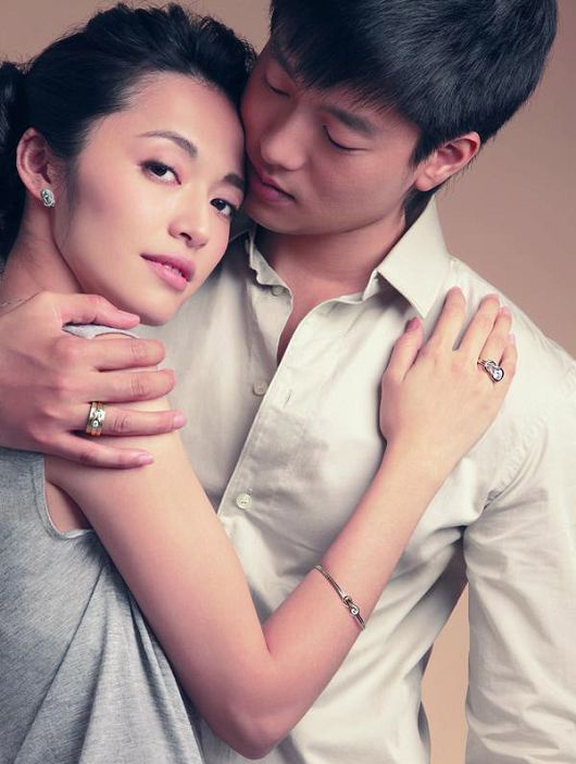 姚晨携老公拍广告大片 甜蜜相拥大秀甜蜜恩爱