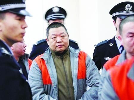臧天朔13日入狱服刑 遭警察押解赴罪犯遣送处