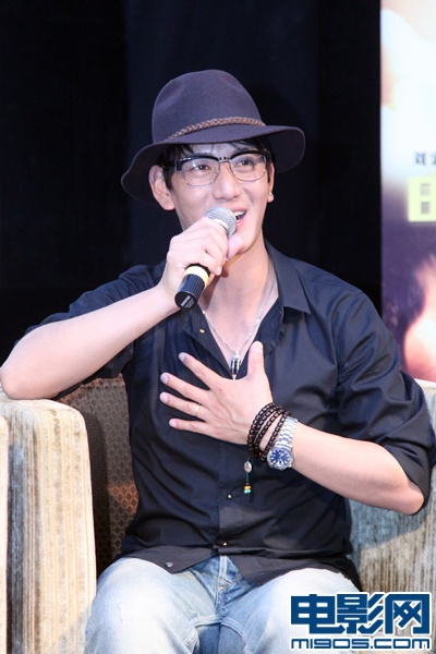 蒲巴甲不识被砍导演鄢颇 爆伊能静片场爱发脾