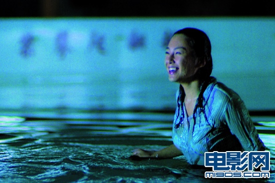 揭秘《荒村公寓》:张雨绮湿身戏水 余文乐露臀