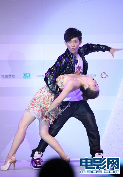 张一山举行成人礼 现场劲舞挑战舞王南贤俊_