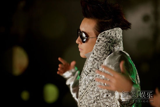 韩庚代言3D游戏拍宣传照 披甲握剑饰演游戏角色