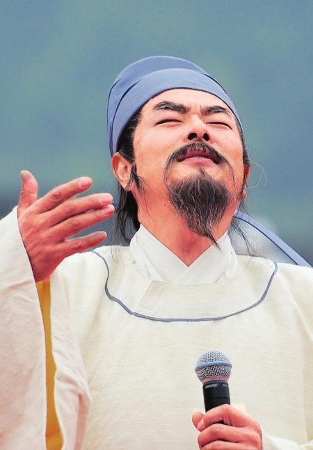 濮存昕化身“李白” 与2000人共吟《将进酒》