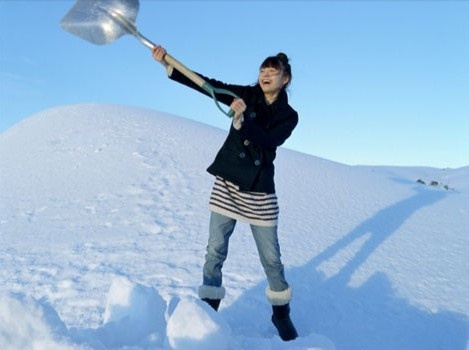 宫崎葵雪山踩雪橇拍广告 不惧严寒绽放灿烂笑