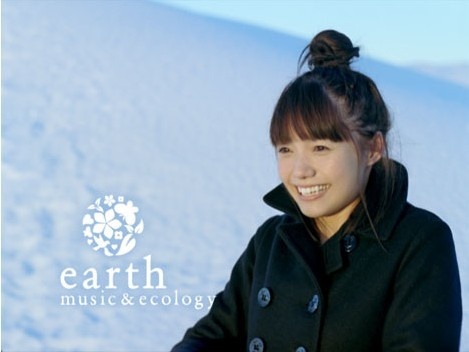 宫崎葵雪山踩雪橇拍广告 不惧严寒绽放灿烂笑