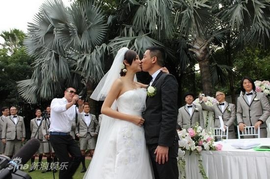 应采儿称明年造人 香港婚礼恰逢父母结婚周年
