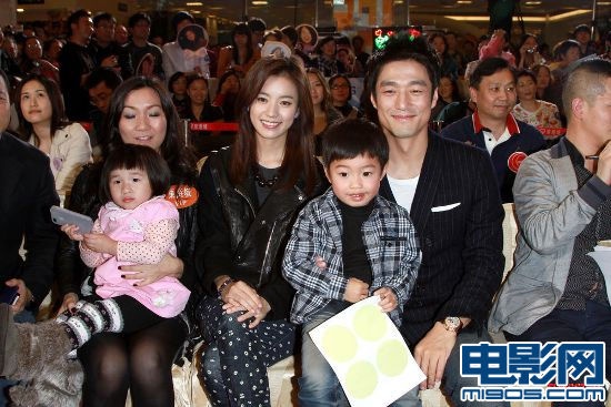 池珍熙不肯与韩孝珠重温吻戏 香港宣传引围观