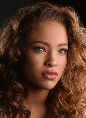 谢尔比·西蒙斯