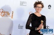 安妮特·本宁获喜剧类最佳女主角 摩尔前来祝贺