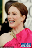 朱莉安·摩尔粉红裙衬白皙肌肤 花型项链透高贵