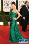 米拉·库妮斯绿色斜肩秀美胸 性感长裙亮相红毯