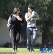 奥兰多变新晋奶爸 抱小王子出街晒太阳宠爱备至