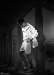 佟大为黑白写真曝光 光影游走世界展熟男魅力