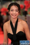 日本女星佐久间麻由走红毯 独特长裙大秀美胸
