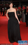 艾琳性感黑色低胸裙走红毯 雪膀香肩大秀身材