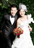 沙溢、胡可再曝婚纱写真 笑容甜蜜牵手秀幸福