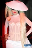 Lady GaGa透视连体裤惊艳走秀 被两男争相亲吻