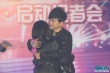 张杰与女歌迷十秒拥抱超时 不惧谢娜醋意大发