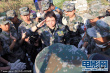 韩红戎装现身盈江慰问震区灾民 捐赠80万人民币