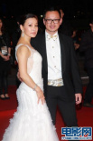 女星陳沖魅力不減當(dāng)年 挽男伴婚紗白裙秀雙峰