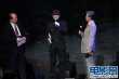 冯小刚获亚洲最高票房导演奖 手握奖杯侃侃而谈