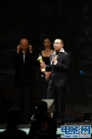 “布米叔叔”獲最佳影片大獎(jiǎng) 導(dǎo)演從容上臺(tái)領(lǐng)獎(jiǎng)