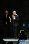“布米叔叔”获最佳影片大奖 导演从容上台领奖