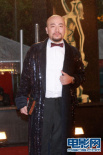 黃偉文冒雨抵達(dá)現(xiàn)場 紅色領(lǐng)結(jié)搭配閃亮外袍上陣