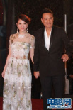李心洁挽手任达华甜蜜亮相 白裙复古俏皮可爱