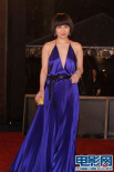 何超儀穿紫色真空長(zhǎng)裙亮相 酥胸美背一覽無(wú)余
