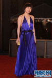 何超儀穿紫色真空長(zhǎng)裙亮相 酥胸美背一覽無(wú)余