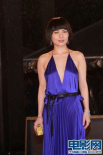 何超仪穿紫色真空长裙亮相 酥胸美背一览无余