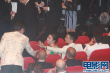杨千嬅换上性感时尚花裙 成龙、周润发台下热聊
