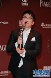 陈奂仁喜获最佳新人奖 亲吻小金人敬礼答谢影迷