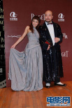 杜如风灰色褶皱长裙优雅 黄伟文亮片礼服抢镜