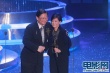 吴思远颁发终身成就奖 黎筱娉捧起奖杯爱不释手