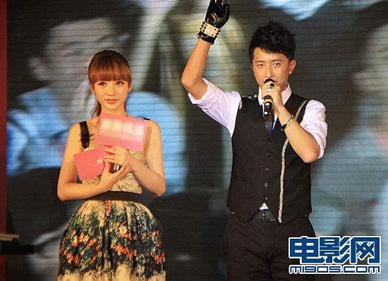 柳岩,韩庚同台pk美容心得 涂鸦短裙清凉抢镜