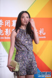 姚晨素雅褲裝踏上紅毯 大秀美腿人氣爆棚引尖叫