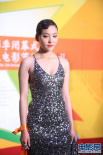周楚楚亮片吊带裙性感亮相 妩媚红唇搭配露背装