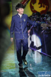 张一山蓝色制服帅气亮相 胸前小金猴耀眼夺目