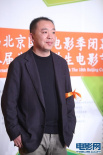 《碧羅雪山》導(dǎo)演劉杰出席紅毯 休閑西裝展信心