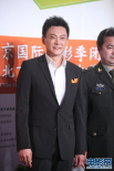 《殲十出擊》劇組亮相走紅毯 王斑展現(xiàn)自信笑容