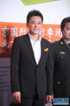 《歼十出击》剧组亮相走红毯 王斑展现自信笑容
