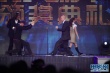 葛优斩获最佳男演员奖 冯小刚单膝跪地为其颁奖