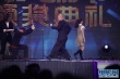 葛優(yōu)斬獲最佳男演員獎(jiǎng) 馮小剛單膝跪地為其頒獎(jiǎng)