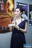 范冰冰喜獲最佳女演員獎(jiǎng) 后臺(tái)興奮親吻獎(jiǎng)杯