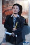 高峰手捧奖杯亮相后台 获得最佳电视电影导演奖