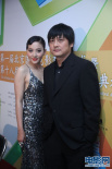 周楚楚、张扬后台齐亮相 性感佳人搭配有为导演