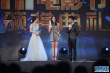 姚晨獲得最受歡迎女演員獎(jiǎng) 親吻獎(jiǎng)杯自稱(chēng)感榮耀