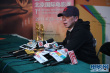 冯小刚三次获最受欢迎导演奖 后台接受媒体采访